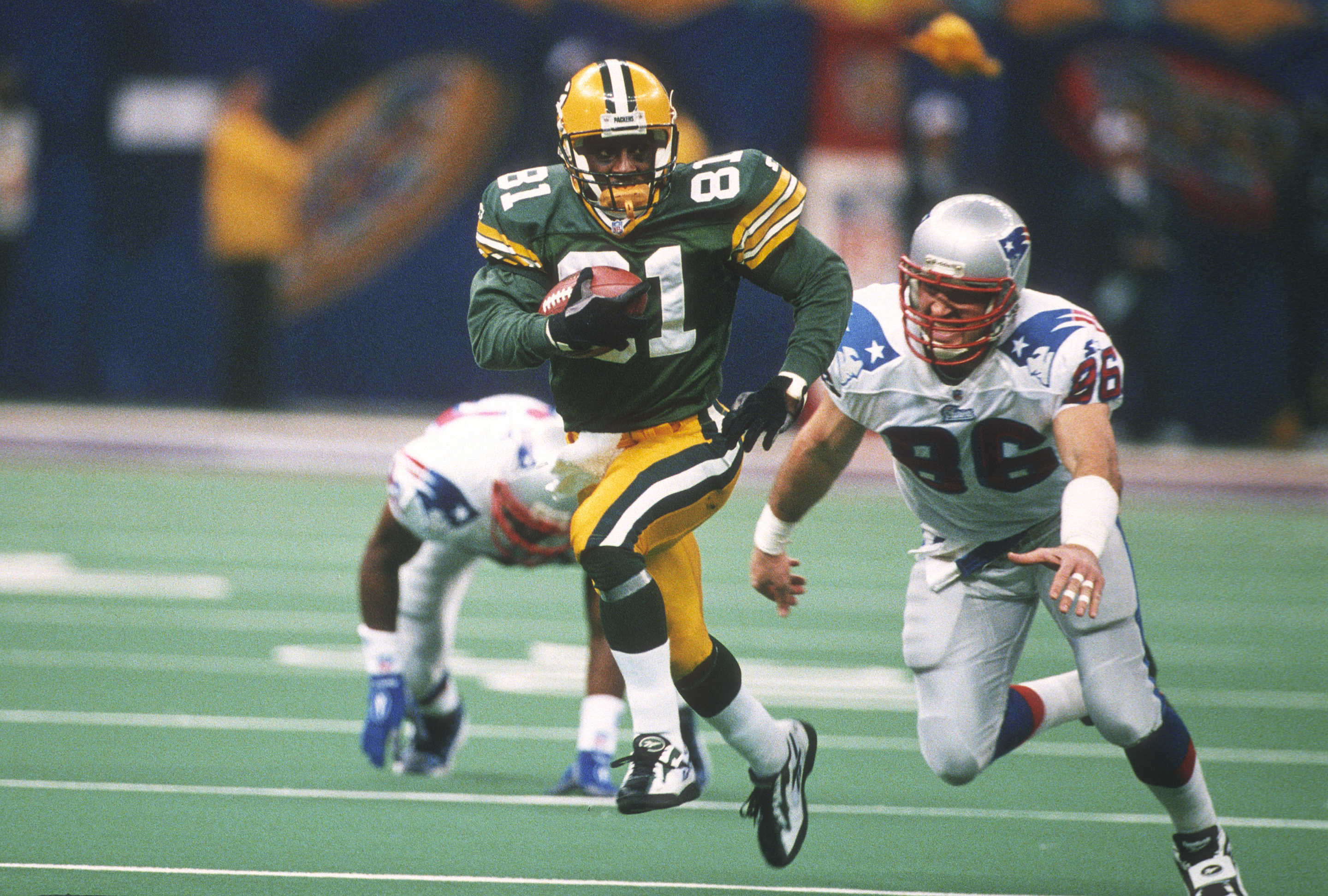 NEW ORLEANS, LA - JANUARY 26: Desmond Howard #81 of the Green Bay Packers returns a kickoff while pursued by Mike Bartrum #86 of the New England Patriots during Super Bowl XXXI January 26, 1997 at the Louisiana Superdome in New Orleans, Louisiana . The Packers won the game 35-21. (Photo by Focus on Sport/Getty Images)